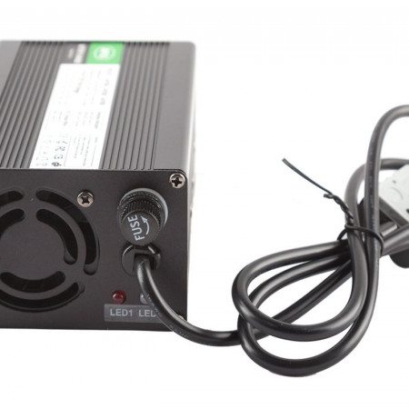 Зарядное устройство Rutrike для LiFePo4 аккумуляторов 60V50AH (73V 10А) AF800 SB50, 025130